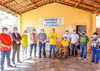 prefeito entrega cestas básicas para moradores do bairro Três Andares